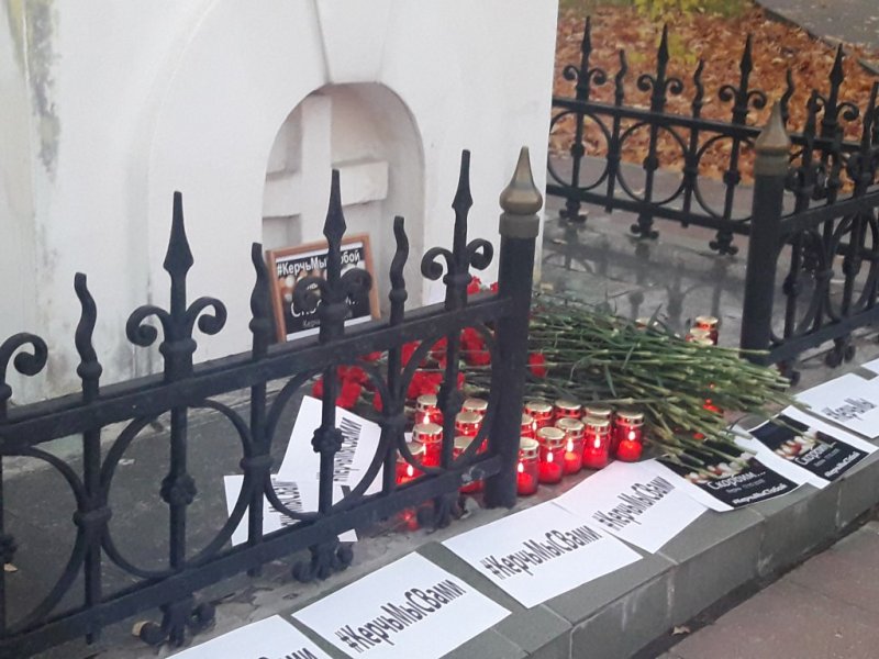 Акция памяти жертв страшной трагедии в керченском колледже