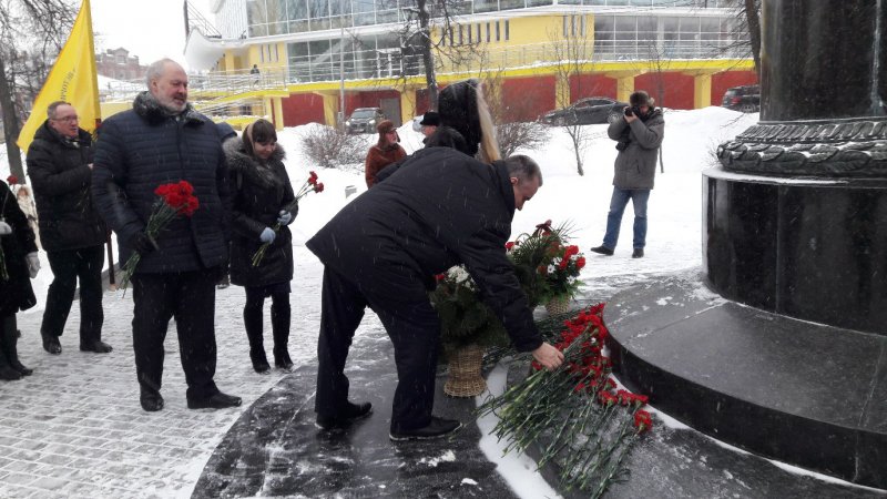 Церемония возложения цветов к памятнику М.В. Фрунзе